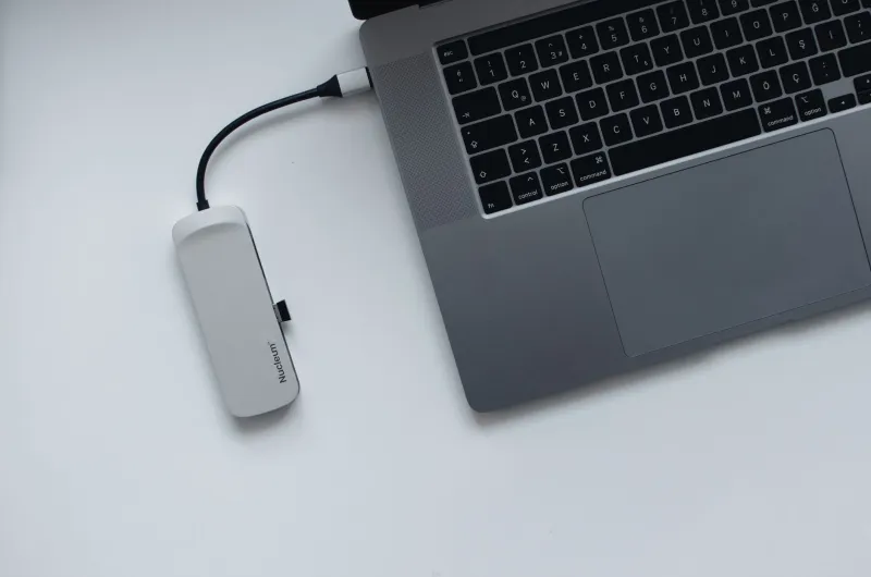 Your USB-C Hub Is Lying to You — And Your Laptop Is Paying the Price